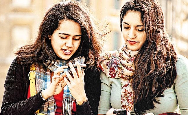 जानिए कैसे सस्ती इंटरनेट सेवा से बिगड़ रही है सबकी लाइफस्टाइल