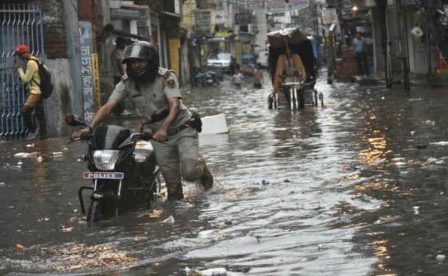 VIDEO : बारिश ने खोली नगर निगम की पोल, गरीबनाथ धाम पहुंचने वाले श्रद्धालुओं को हो रही है दिक्कत