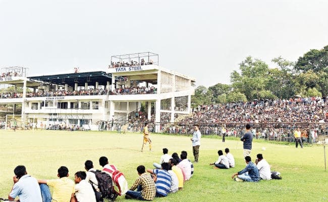 ....जब जान जोखिम में डाल मैच देखने पहुंचे 8000 दर्शक