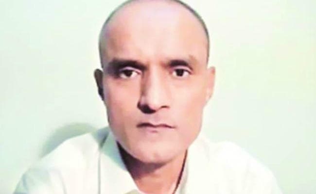 पाकिस्तान ने कहा - जाधव की मां के वीजा के भारत के आग्रह पर विचार कर रहे हैं