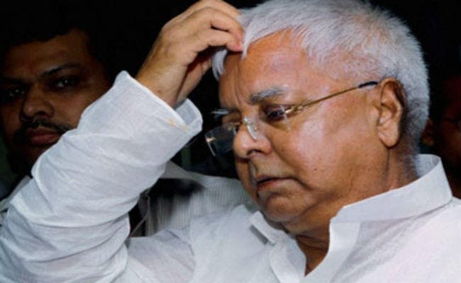 चारा घोटाले से जुड़े तीन मामलों में हाजिर हुए लालू प्रसाद यादव, मिलने पहुंचे कई नेता