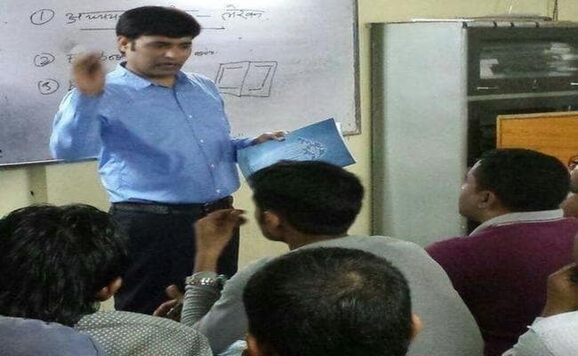 बिहार के लाल का जुनून : IAS बनने के बाद शुरू किया मिशन 50, सैकड़ों बच्चों को बनाया अधिकारी, पढ़ें