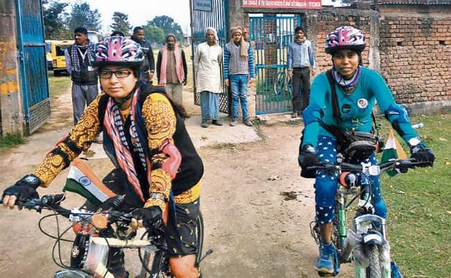 पारिवारिक बेड़ियां तोड़, साइकिल से 6 माह में 29 राज्य घूम आयीं ये दो बेटियां