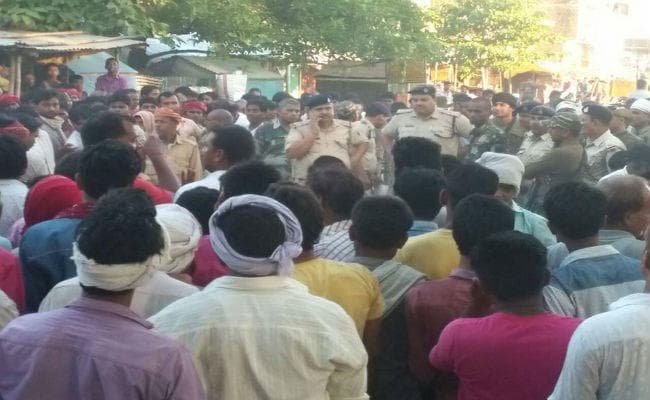 बक्सर : तियरा बाजार में दहशत फैलाने के लिए दबंगों ने की फायरिंग, दो घायल