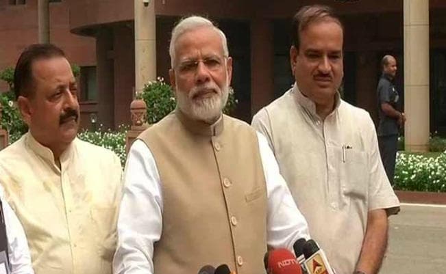 संसद का मॉनसून सत्र शुरू, प्रधानमंत्री नरेंद्र मोदी ने जीएसटी को दिया फिर ''नया नाम''