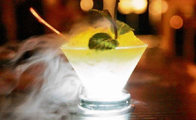 नयी चीजें ट्राइ करने के चक्कर में पिया कॉक्टेल, आंत में हुआ छेद