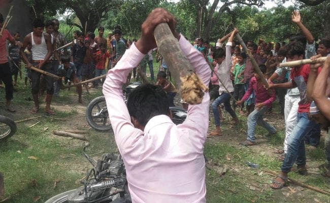 भाई ने तोड़ा मृत बहन की ससुराल के घर का ताला, सामान ले जा रहे भाई व दोस्तों को ग्रामीणों ने बनाया बंधक, बाइकें तोड़ीं, देखें वीडियो