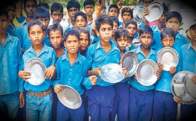 मिड डे मील मांगा, हेडमास्टर ने कहा, जहां जाना है जाओ, नहीं मिलेगा, तो नौ किमी थाली बजाते कलेक्ट्रेट पहुंचे छात्र