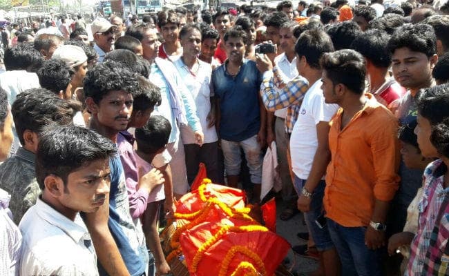 सड़क पर शव रख कर आक्रोशितों ने एनएच-28 A को किया जाम