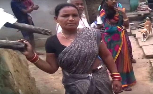 झारखंड में ही दम तोड़ रही पीएम मोदी की उज्जवला योजना, लकड़ी के धुएं में अब भी रसोर्इ पका रहीं बीपीएल महिलाएं झारखंड में ही दम तोड़ रही पीएम मोदी की उज्जवला योजना, लकड़ी के धुएं में अब भी रसोर्इ पका रहीं बीपीएल महिलाएं