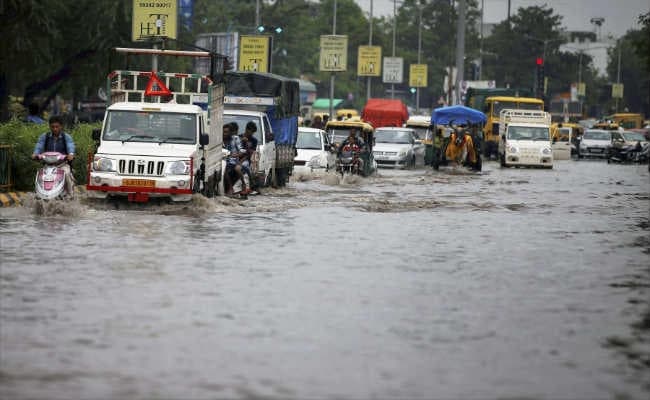 भारी बारिश से गुजरात, बंगाल और महाराष्ट्र में बाढ़, कई सड़कें बंद