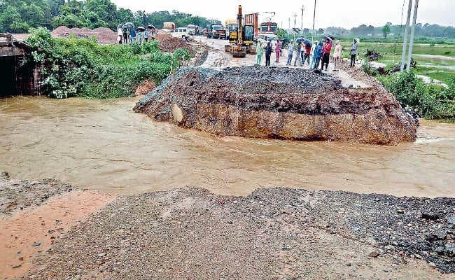 भारी बारिश से डायवर्सन पुलिया व सड़क बही, झारखंड का बंगाल-ओड़िशा से संपर्क कटा
