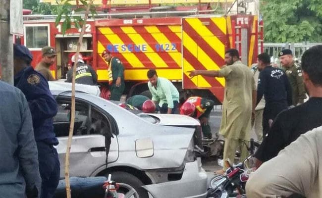 पाकिस्तान के लाहौर में सीएम आवास के निकट आत्मघाती आतंकी हमला, 25 मरे, 53 घायल पाकिस्तान के लाहौर में सीएम आवास के निकट आत्मघाती आतंकी हमला, 25 मरे, 53 घायल