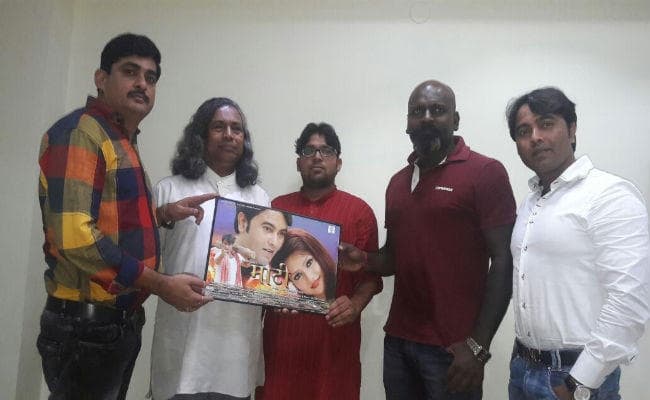 पद्मश्री मुकुंद नायक के हाथों हुआ फिल्म ''माटी'' का पोस्टर रिलीज