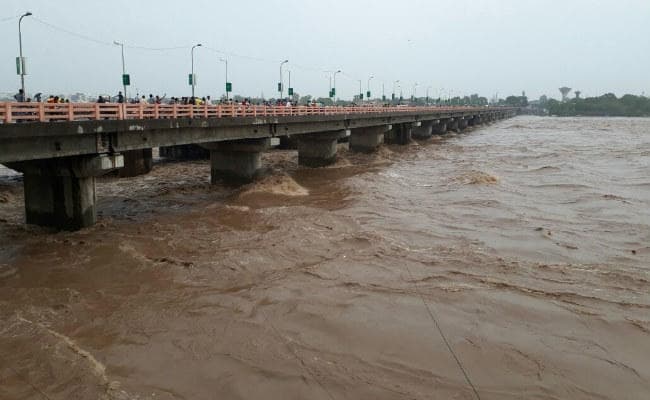 झारखंड : भारी बारिश से कई जिलों पर मंडराया खतरा, मौसम विभाग ने जारी की चेतावनी