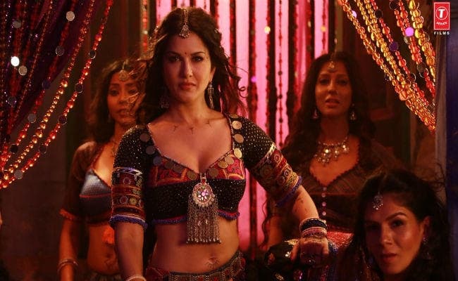VIDEO: फिर दिखा हॉट सनी लियोन का देसी अंदाज, लहंगा पहन गा रहीं हैं ''पिया मोरे'', क्या आपने देखा