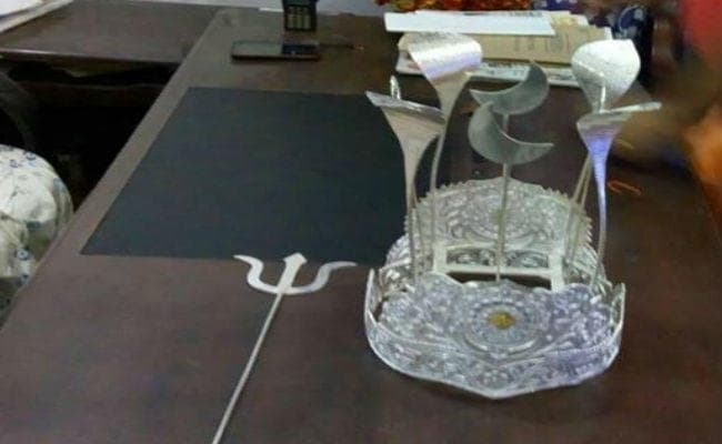 देवघर : छतीसगढ़ के भक्त ने बाबा मंदिर में चढ़ाया दो किलो चांदी का मुकुट, नाग और त्रिशूल