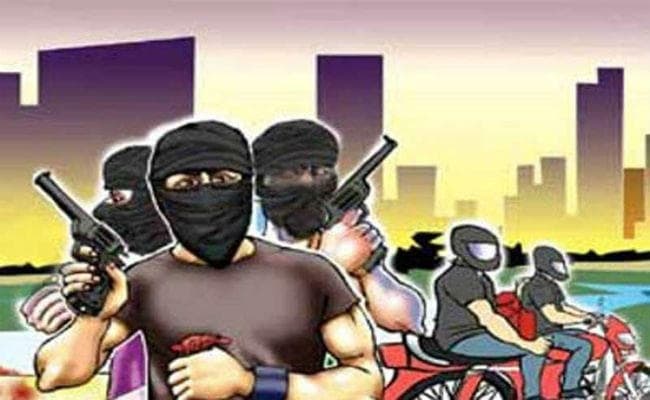 गोली मार कर पेट्रोल पंप से 10 लाख की लूट