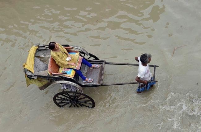 IN PICS: बाढ़ ने बढ़ायी लोगों की मुश्किलें, तस्वीरों में देखें कैसे पानी से परेशान हैं लोग
