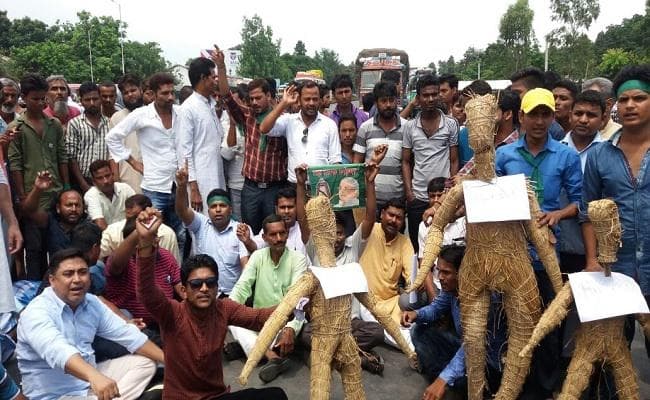 बिहार में एनडीए की सरकार बनने पर कहीं विरोध, तो कहीं जश्न