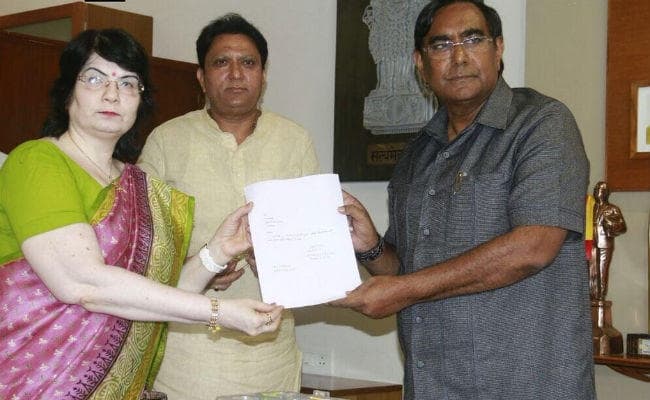 कांग्रेस को गुजरात में एक और झटका, तीन विधायकों ने दिया इस्तीफा, भाजपा में हुए शामिल कांग्रेस को गुजरात में एक और झटका, तीन विधायकों ने दिया इस्तीफा, भाजपा में हुए शामिल