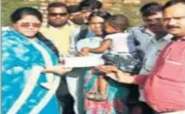 फुटबॉलर के परिजनों को मिला चार लाख का चेक, वज्रपात से हुई थी मौत