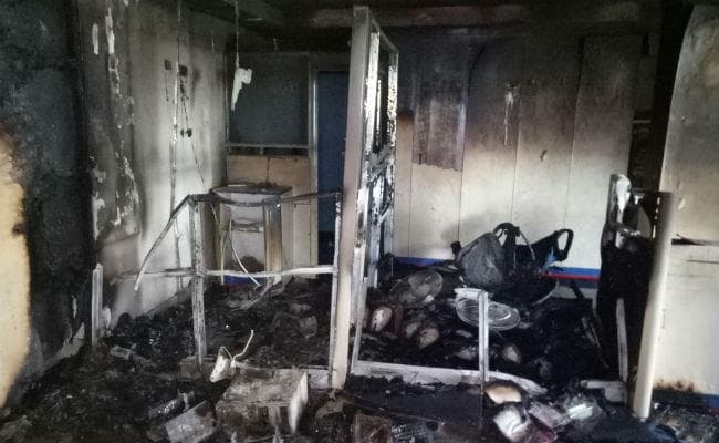 बेतिया : सेंट्रल बैंक में शार्ट-सर्किट से कंप्यूटर, कागजात समेत सभी सामान खाक, लाखों की हुई क्षति