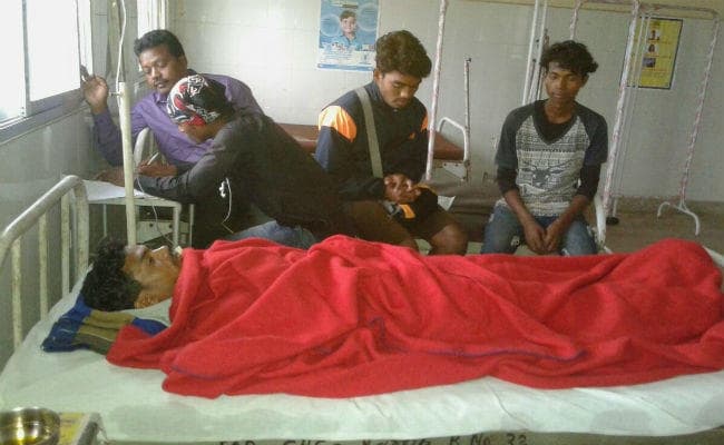 गुमला : फुटबॉल मैच के दौरान टेंट पर गिरी बिजली, खिलाडि़यों समेत 30 लोग घायल