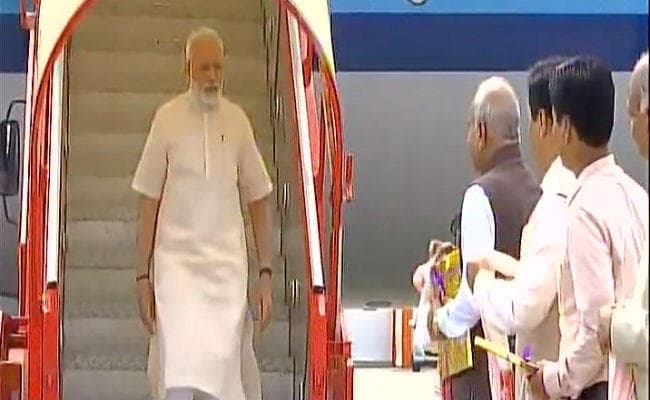 पीएम मोदी पहुंचे असम, बाढ़ प्रभावित इलाकों का करेंगे हवाई सर्वे
