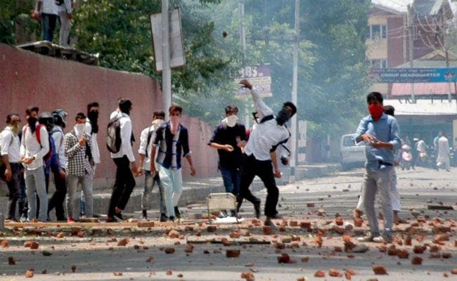कश्मीर : आंख की किरकिरी था दुजाना, बहू-बेटियों को करता था परेशान, 17 की उम्र में बना था आतंकी कश्मीर : आंख की किरकिरी था दुजाना, बहू-बेटियों को करता था परेशान, 17 की उम्र में बना था आतंकी