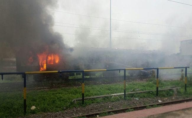 VIDEO : बिहार के सोनपुर में ट्रेन की बोगी में लगी भयंकर आग