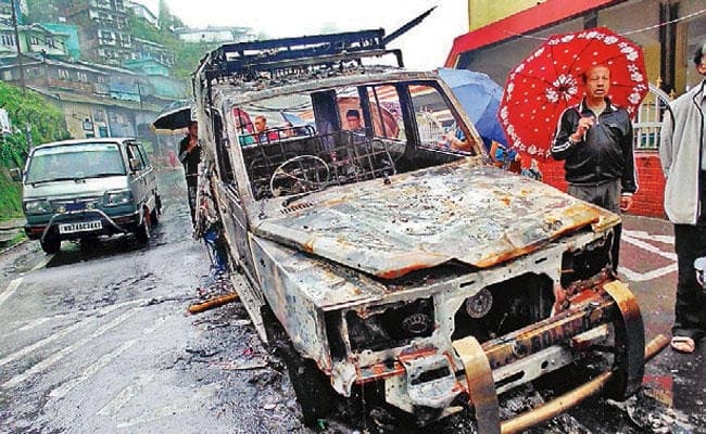 गोरखालैंड: खाद्य सामग्री लदी गाड़ी और वन बंगलो फूंका