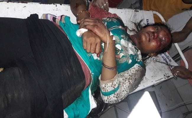 पति बना हैवान, पत्नी को चलती ट्रेन से फेंका, स्थिति गंभीर