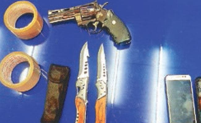 एक टैक्सी के दो नंबर प्लेट, चार गिरफ्तार