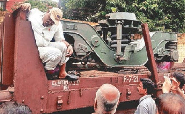 ट्रॉली से दब कर गार्ड की मौत