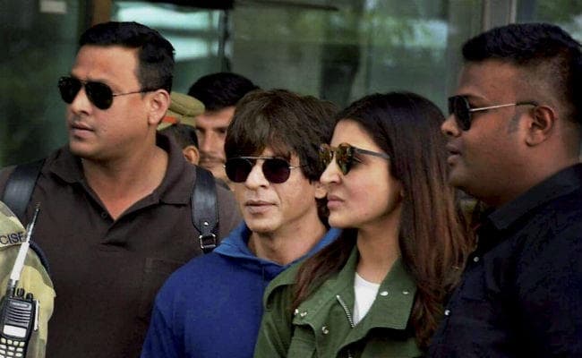 शाहरुख को प्रमोशन करना पड़ा महंगा, वाराणसी पुलिस ने थमाया 5.59 लाख का नोटिस