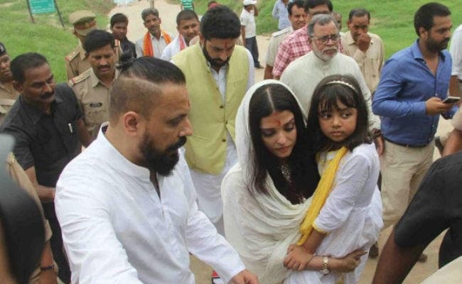 पति अभिषेक संग पिता की अस्थियां विसर्जित करने संगम पहुंचीं ऐश्वर्या राय, PHOTO