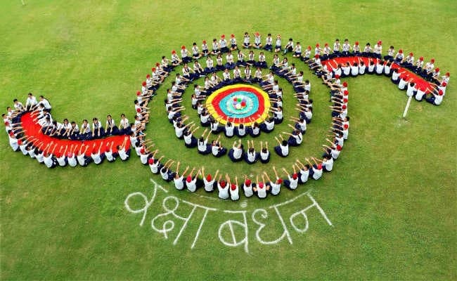रक्षा बंधन विशेष : क्या बॉलीवुड में खत्म होता जा रहा है भाई-बहन का रिश्ता !
