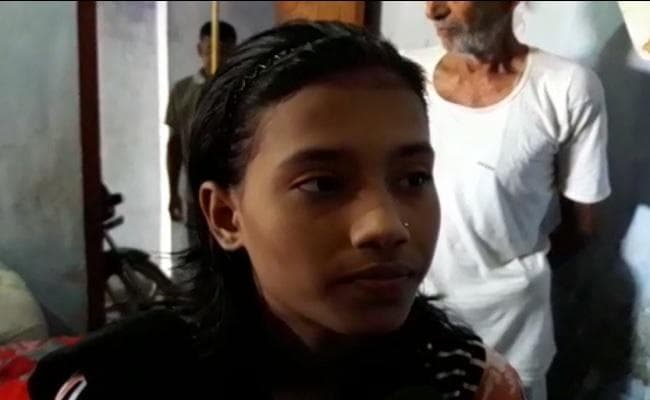 चोटी कांड : दिन के उजाले में अपनों के बीच कटी छात्रा की चोटी, दुपट्टा बांध रात गुजारी किशोरियां