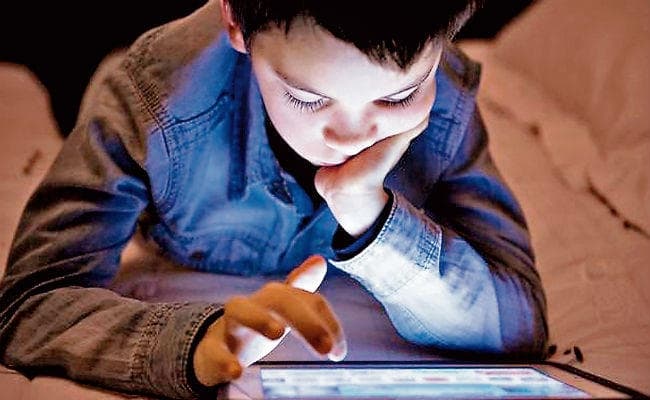 मोबाइल गेम छीन रहा है बचपन