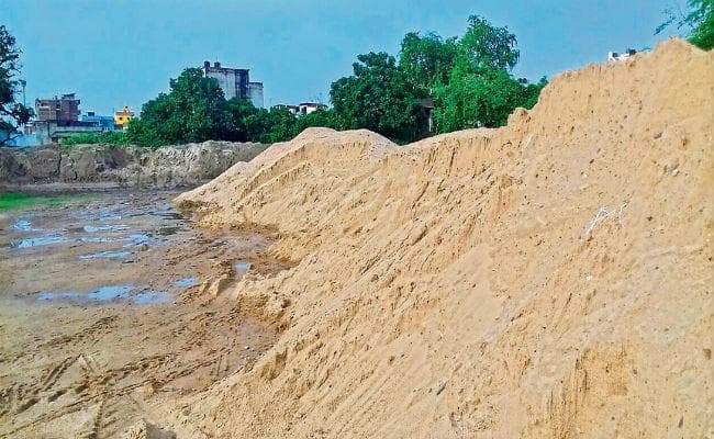 विधायक का भतीजा सोनू बालू माफियाओं का मास्टरमाइंड
