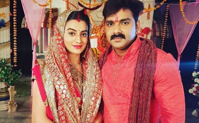 नैनाचार करने में भी पीछे नहीं हैं भोजपुरिया स्टार