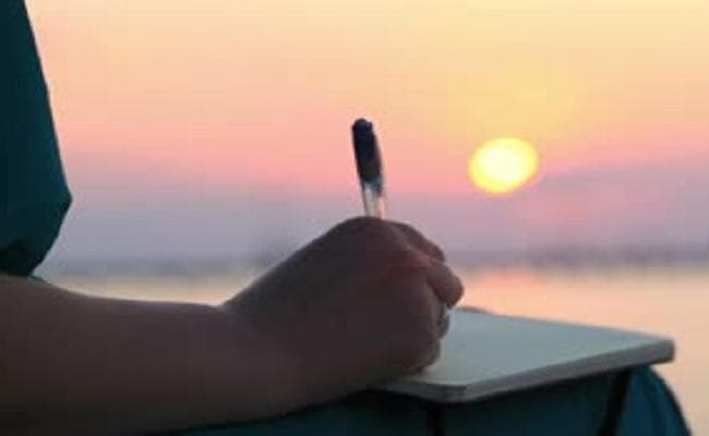 शिक्षक के प्रेम में युवती ने हॉस्टल की तीसरी मंजिल से लगायी छलांग, सुसाइड नोट में ये लिखा