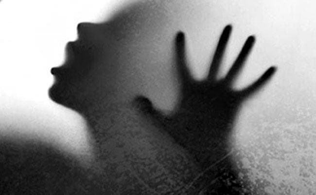 शर्मनाक: तालाब में डूब रही थी बच्ची, पहले बचायी जान फिर लूट ली अस्मत