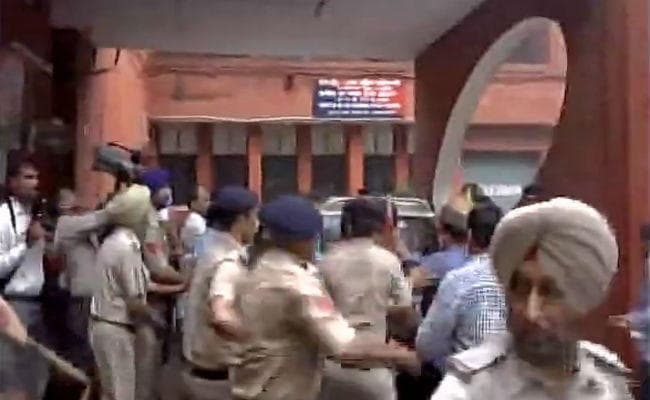 चंडीगढ़ छेड़छाड़ मामला : भाजपा नेता के बेटे विकास बराला गिरफ्तार, चलेगा अपहरण की कोशिश का केस चंडीगढ़ छेड़छाड़ मामला : भाजपा नेता के बेटे विकास बराला गिरफ्तार, चलेगा अपहरण की कोशिश का केस