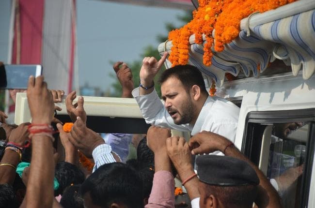 IN PICS बिहार: तेजस्वी और तेजप्रताप निकल पड़े जनादेश अपमान यात्रा पर