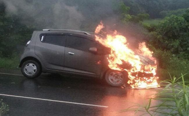 चलती कार के इंजन में अचानक लगी आग, गेट हुअा लॉक, फिर...