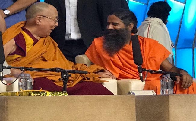 ….जब दलाई लामा ने खींची बाबा रामदेव की दाढ़ी