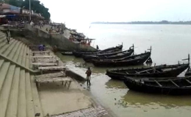 बक्सर : बाढ़ की आहट से लोग सहमे, प्रशासन ने की नावों की तैनाती