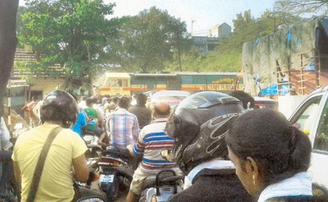 रांची : रेलवे क्रासिंग में दिखा ट्रेन और ट्रैफिक के बीच अजीब नजारा